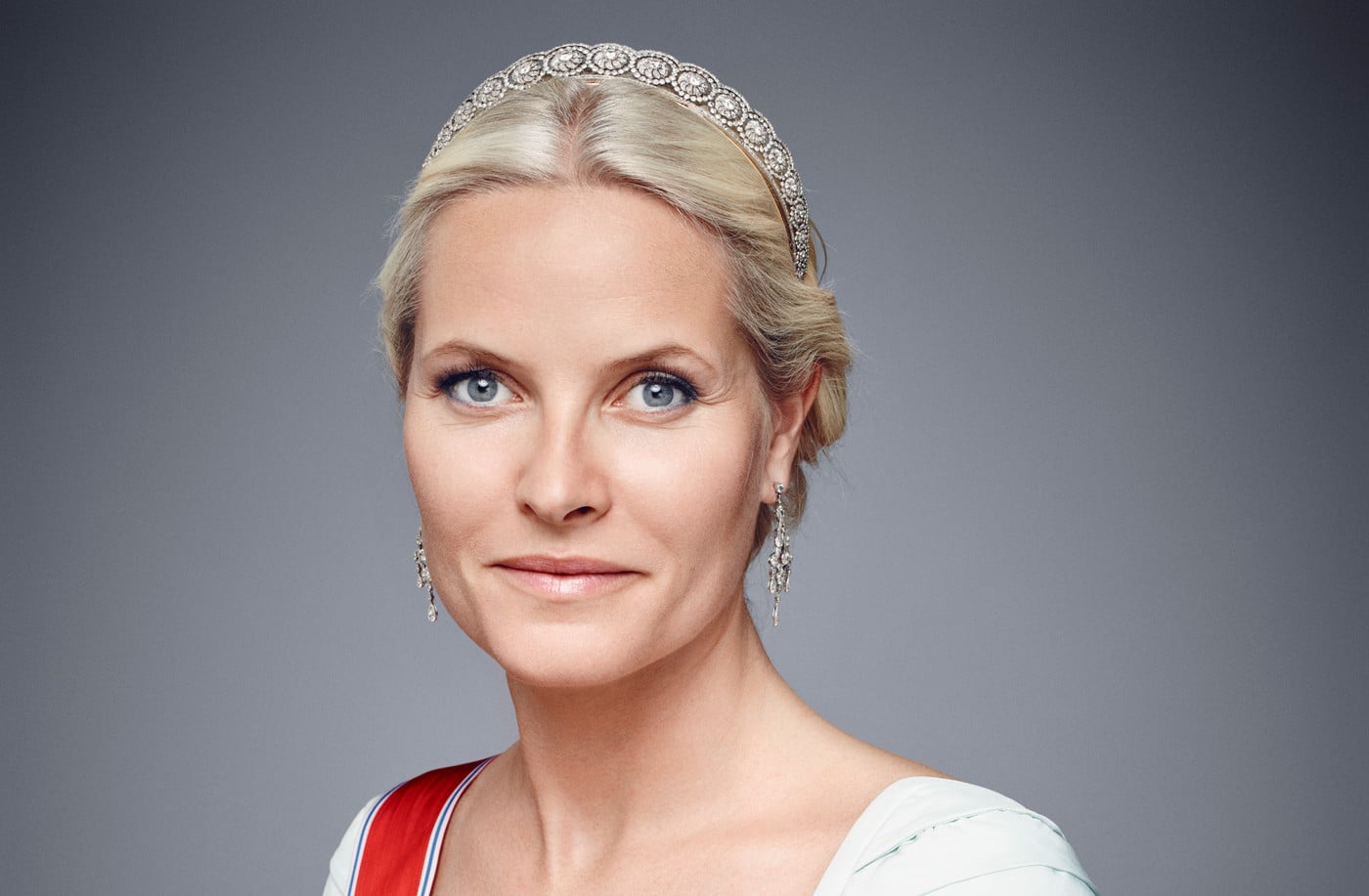 Kronprinsesse Mette-Marit ser i kameraet.