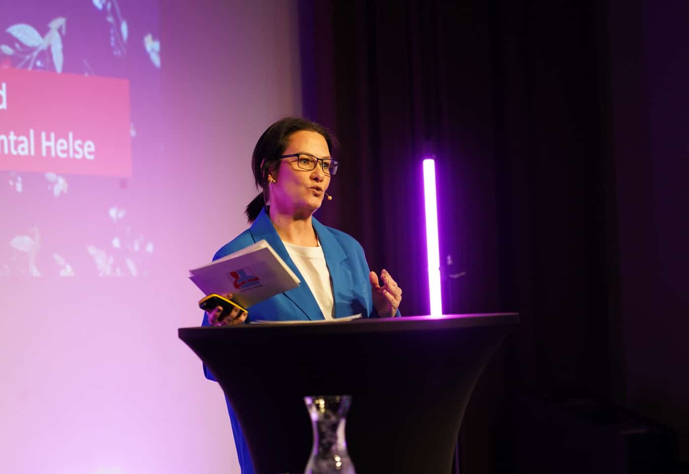 Generalsekretær i Mental Helse, Linda Berg-Heggelund, legger frem den nye rapporten om ungdoms psykiske helse på Mental Helse konferansen 2023.