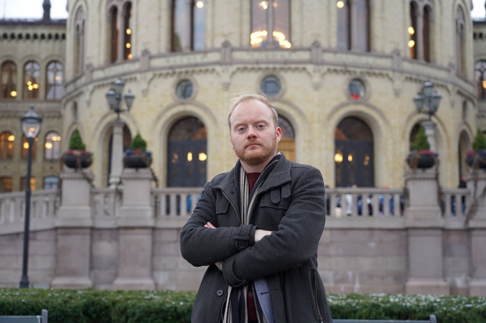 Landsleder i Ole Marius Johnsen - alvorlig. Står ute foran Stortinget.