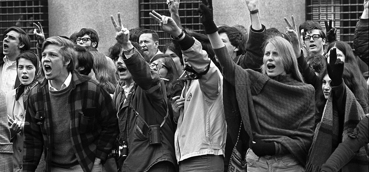 Flere rasende personer demonstrerer. Grått hvitt bilde.